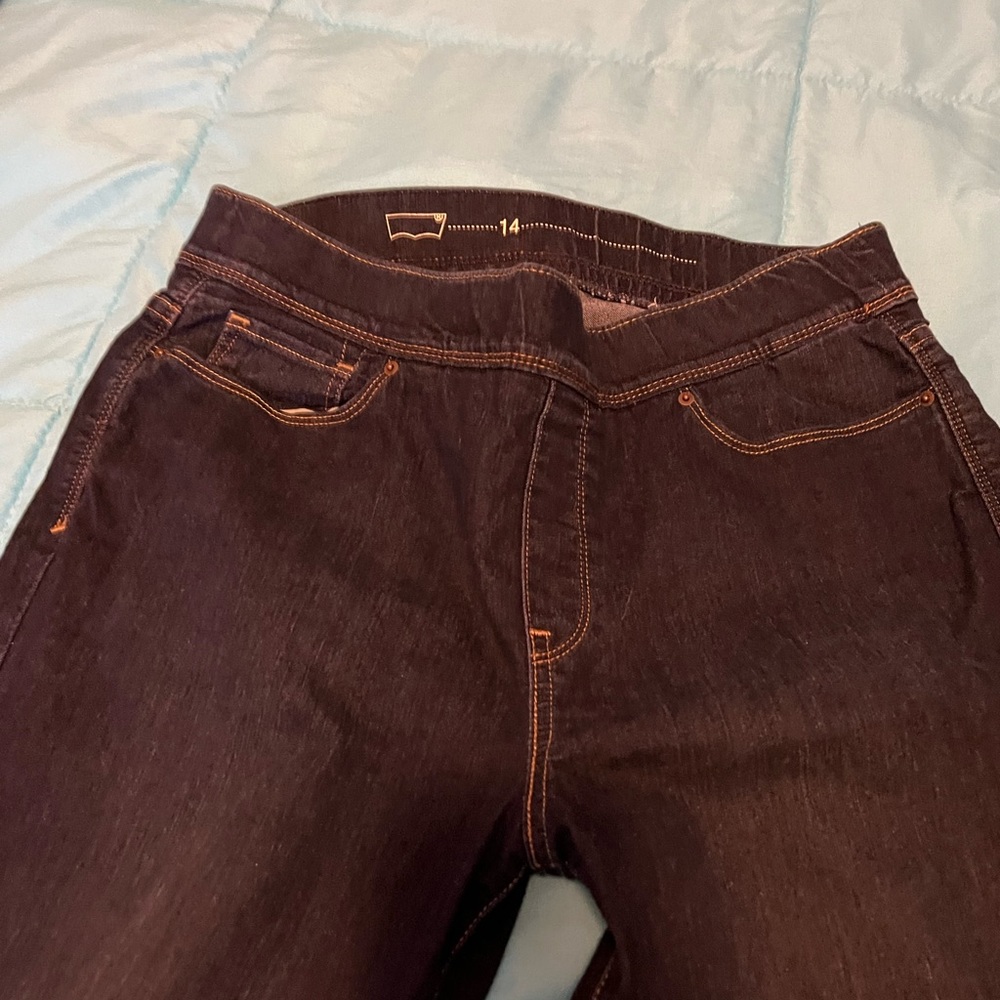 Stretch pull-up Levi’s jeans. Dark blue